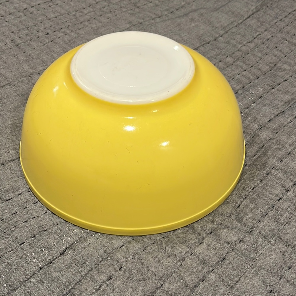 Yellow Primary Pyrex mixing bowl - Large